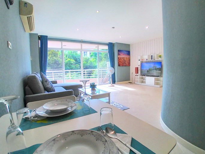 Condominium for rent Pratumnak Hill showing the dining and living areas Condominium for rent Pratumnak Hill showing the dining and living areas