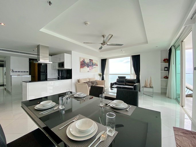 Condominium for rent Pratumnak Hill showing the dining, living and kitchen areas 