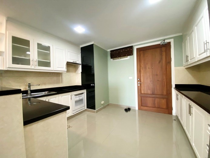 Condominium for sale Pattaya showing the large kitchen Condominium for sale Pattaya showing the large kitchen
