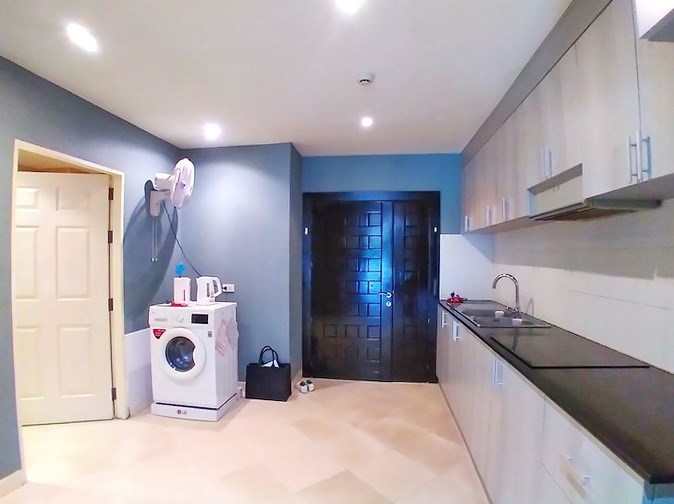 Condominium for rent Pratumnak Hill showing the kitchen and bathroom Condominium for rent Pratumnak Hill showing the kitchen and bathroom
