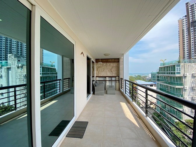 Condominium for sale Pattaya showing the large balcony Condominium for sale Pattaya showing the large balcony