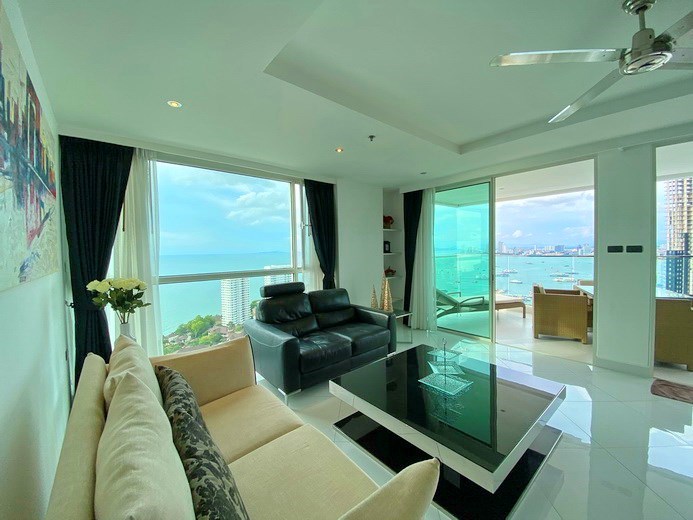 Condominium for rent Pratumnak Hill showing the living area 