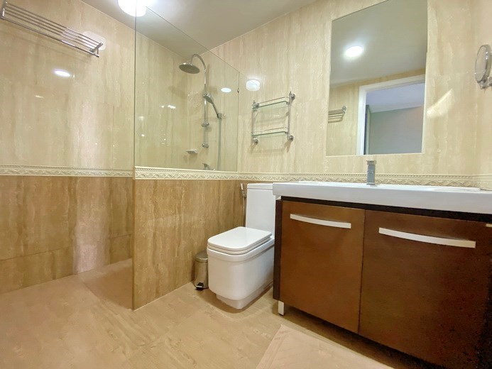 Condominium for sale Pattaya showing the master bathroom Condominium for sale Pattaya showing the master bathroom