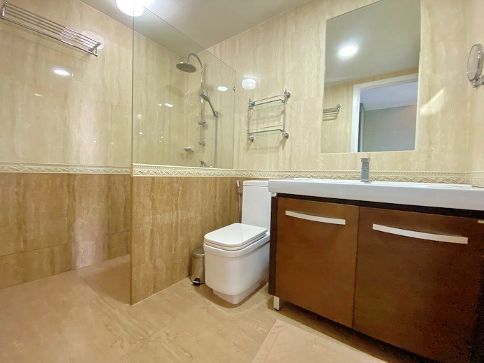 Condominium for rent Pratumnak showing the master bathroom 