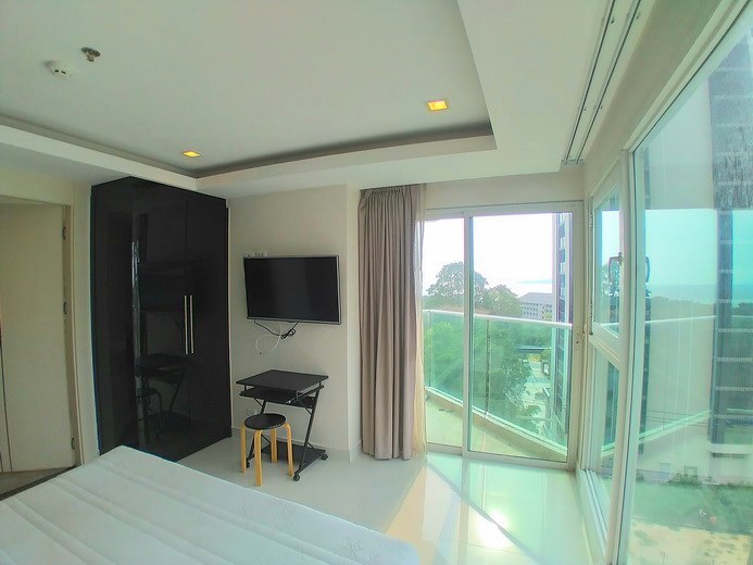 Condominium for rent Pratumnak Pattaya showing the master bedroom and balcony 