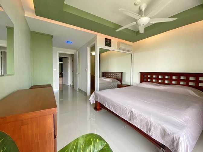 Condominium for sale Pattaya showing the master bedroom suite Condominium for sale Pattaya showing the master bedroom suite