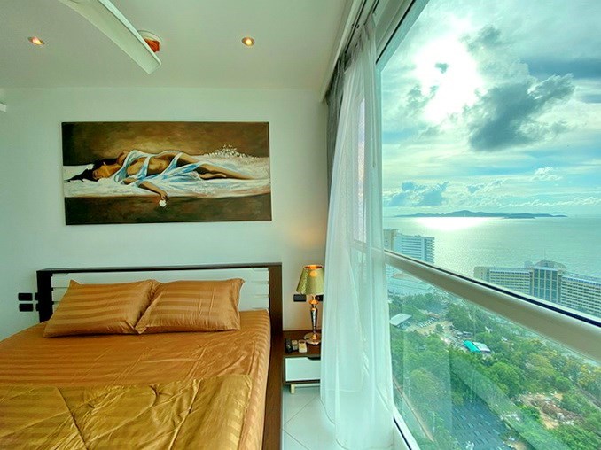 Condominium for rent Pratumnak Hill showing the master bedroom with sea view 