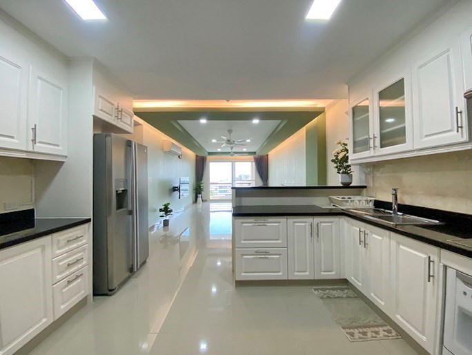Condominium for rent Pratumnak showing the open plan kitchen 