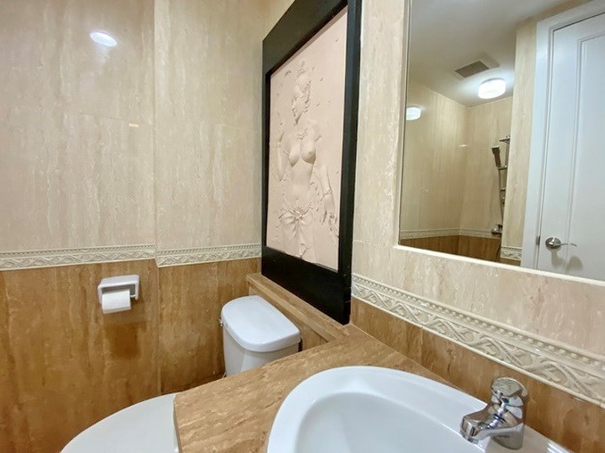 Condominium for sale Pattaya showing the second bathroom Condominium for sale Pattaya showing the second bathroom