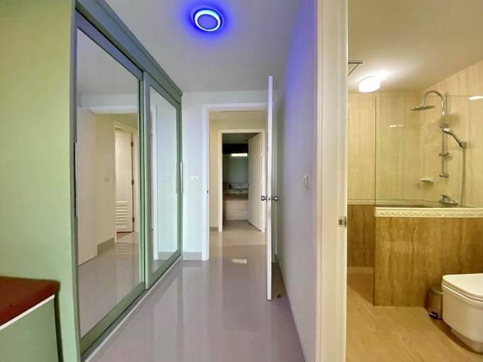 Condominium for sale Pattaya showing the wardrobe and bathroom Condominium for sale Pattaya showing the wardrobe and bathroom