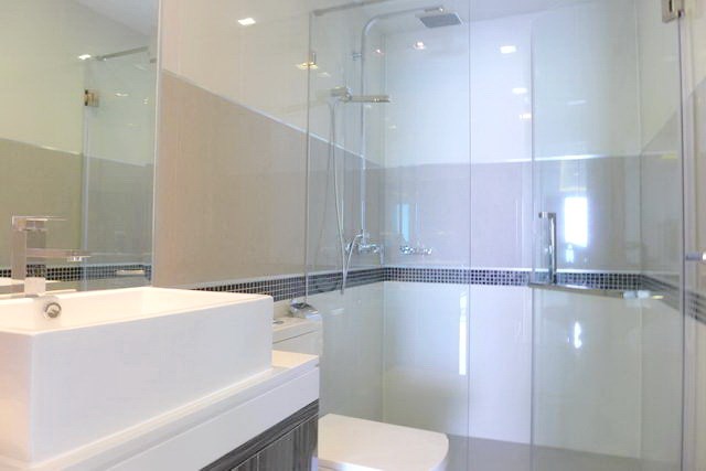 Condominium for rent Wong Amat beach Pattaya showing a bathroom Condominium for rent Wong Amat beach Pattaya showing a bathroom
