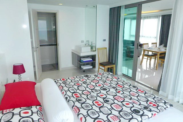 Condominium for rent Wong Amat beach Pattaya showing the master bedroom suite Condominium for rent Wong Amat beach Pattaya showing the master bedroom suite