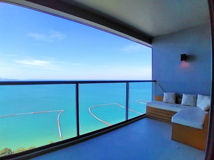 Condominium for rent Wong Amat Pattaya showing the balcony with sea view 