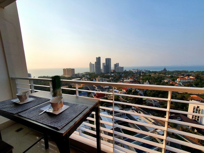 Condominium for rent Wong Amat Pattaya showing the bedroom balcony view Condominium for rent Wong Amat Pattaya showing the bedroom balcony view