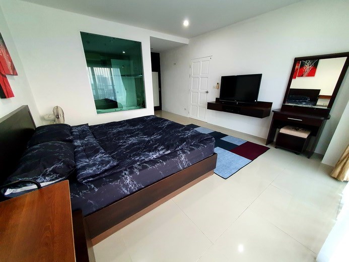 Condominium for rent Wong Amat Pattaya showing the bedroom suite 