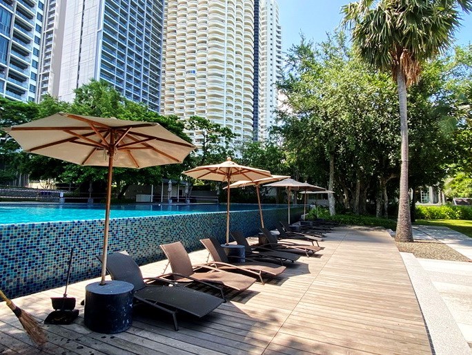 Condominium for rent Northpoint Pattaya showing the communal pool 