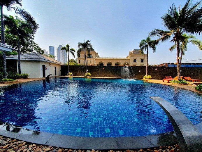 Condominium for rent Wong Amat Pattaya showing the communal pool Condominium for rent Wong Amat Pattaya showing the communal pool