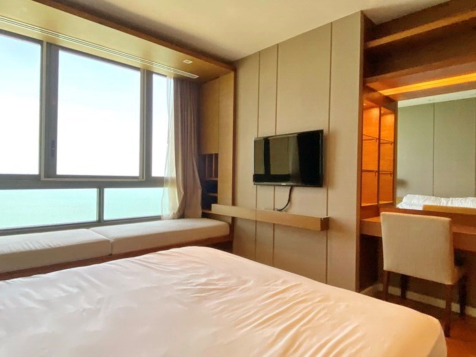Condominium for rent Northpoint Pattaya showing the master bedroom with living area 