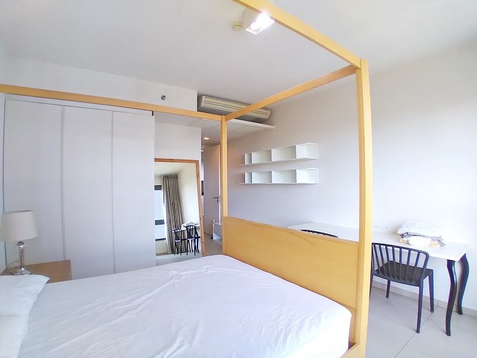 Condominium for rent Wong Amat Pattaya showing the master bedroom with wardrobes Condominium for rent Wong Amat Pattaya showing the master bedroom with wardrobes