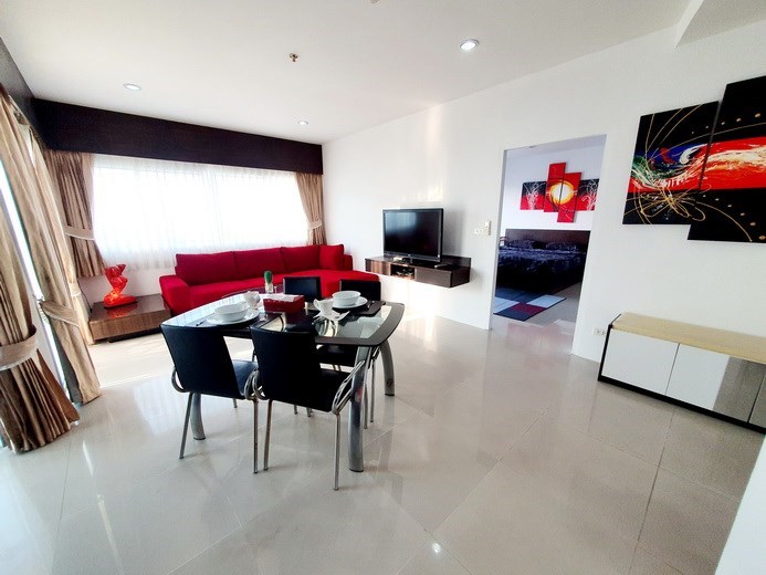 Condominium for rent Wong Amat Pattaya showing the open plan living area 