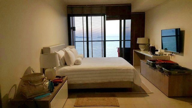 Condominium for rent at Zire Condominium Pattaya showing the bedroom and balcony 