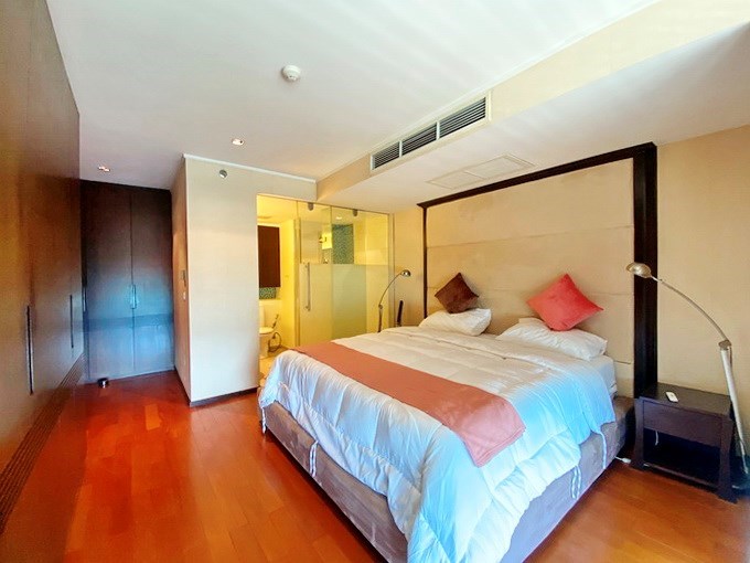 Condominium for rent in Northshore Pattaya Beach showing the master bedroom suite 