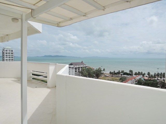 Condominium for rent Jomtien Beach showing the balcony view