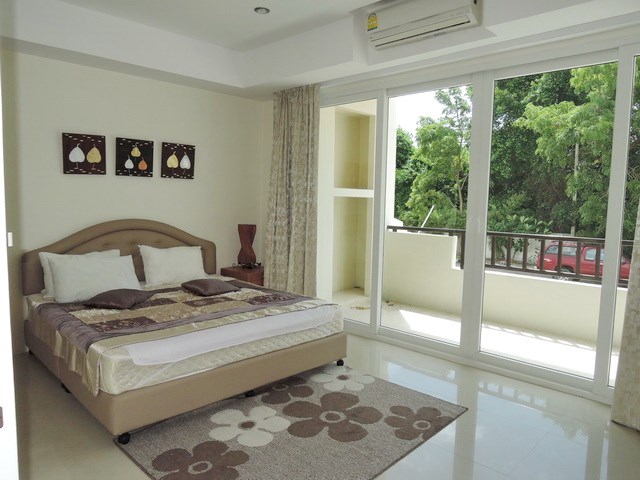 Condominium for rent Jomtien Beach showing the bedroom and balcony