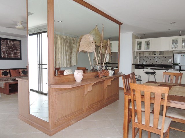 Condominium for rent Jomtien Beach showing the dining and living areas