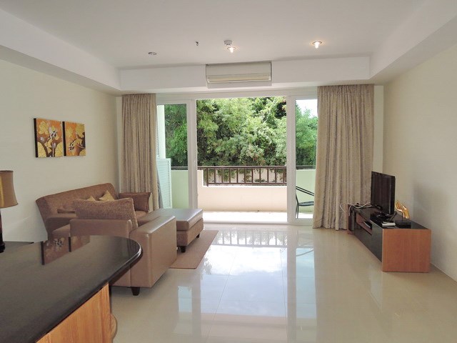 Condominium for rent Jomtien Beach showing the living room and balcony