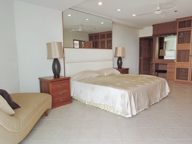 Condominium for rent Jomtien Beach showing the master bedroom