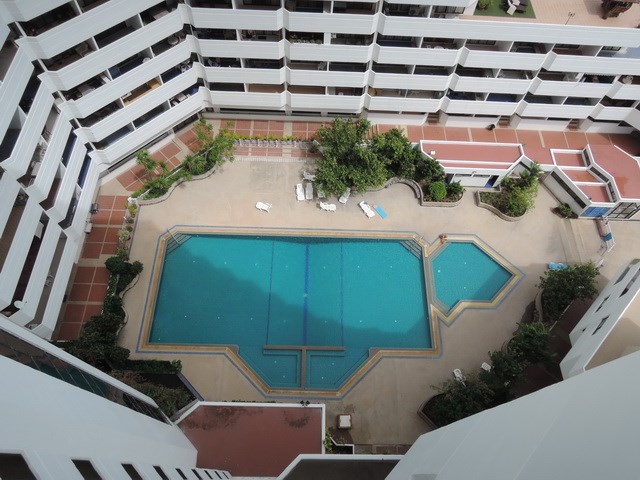 Condominium for rent Jomtien Beach showing the swimming pool
