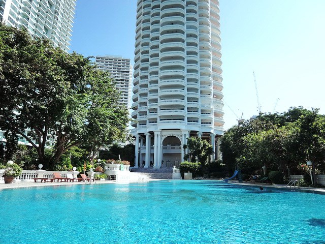 Condominium for Rent Wongamat Pattaya showing the building and pool