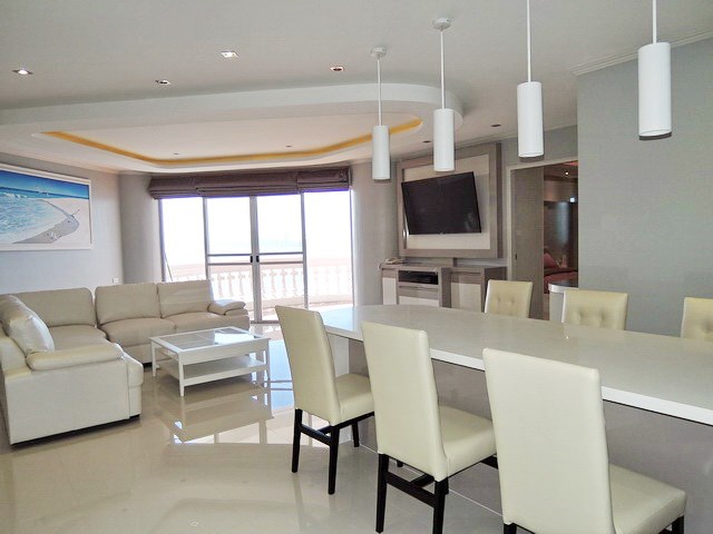 Condominium for Rent Wongamat Pattaya showing the living and dining  areas