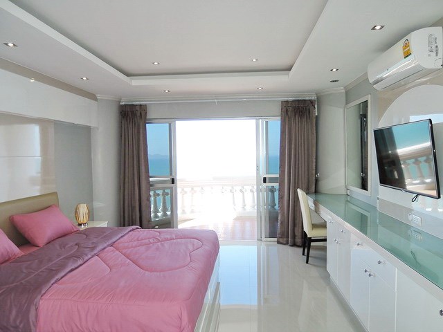 Condominium for Rent Wongamat Pattaya showing the master bedroom and balcony