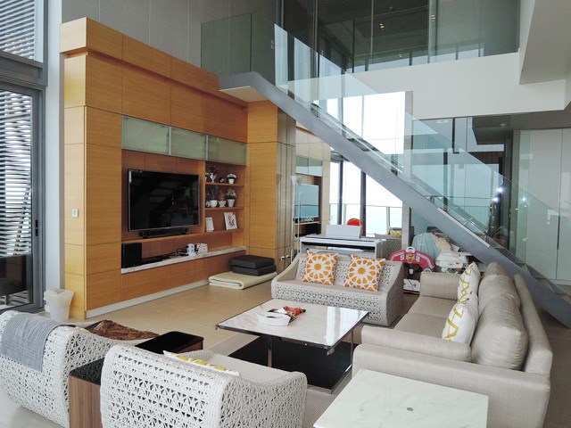 Condominium For Rent Northpoint Pattaya showing the living area and stairs