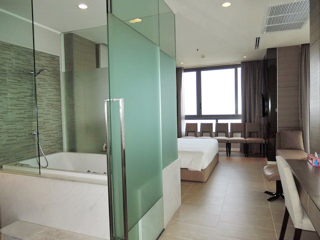 Condominium For Rent Northpoint Pattaya showing the master bathroom