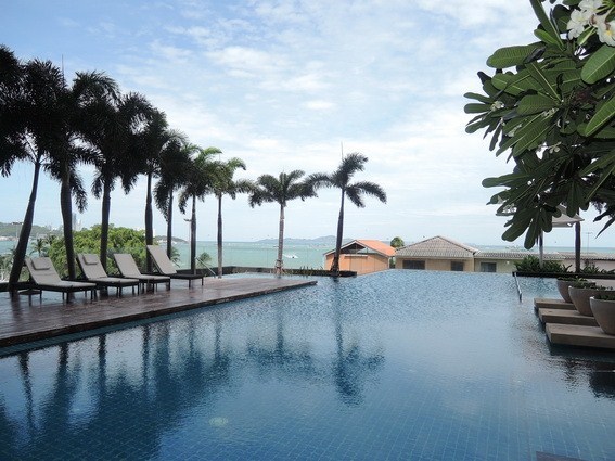 Condominium for rent Northshore Pattaya showing the communal swimming pool