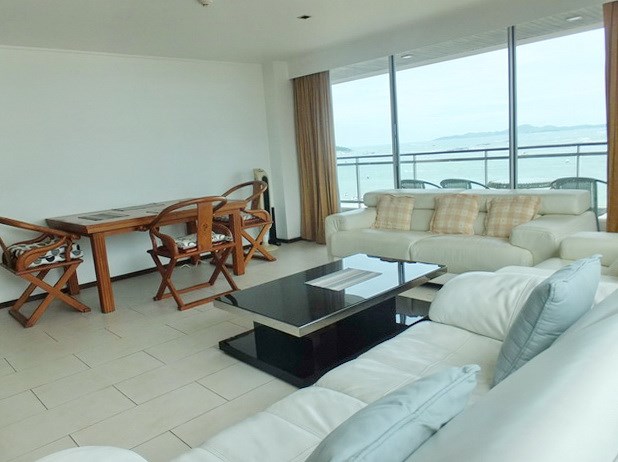 Condominium for rent in Northshore Pattaya showing the living and dining areas