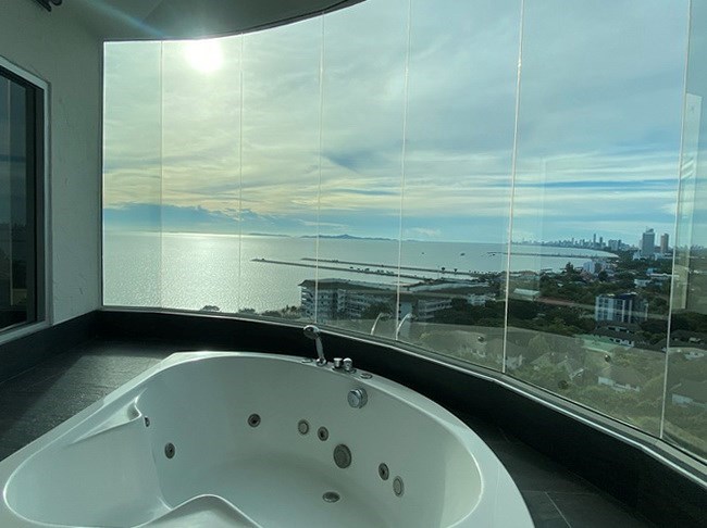Condominium for sale Ban Amphur showing the Jacuzzi bathtub with sea view 