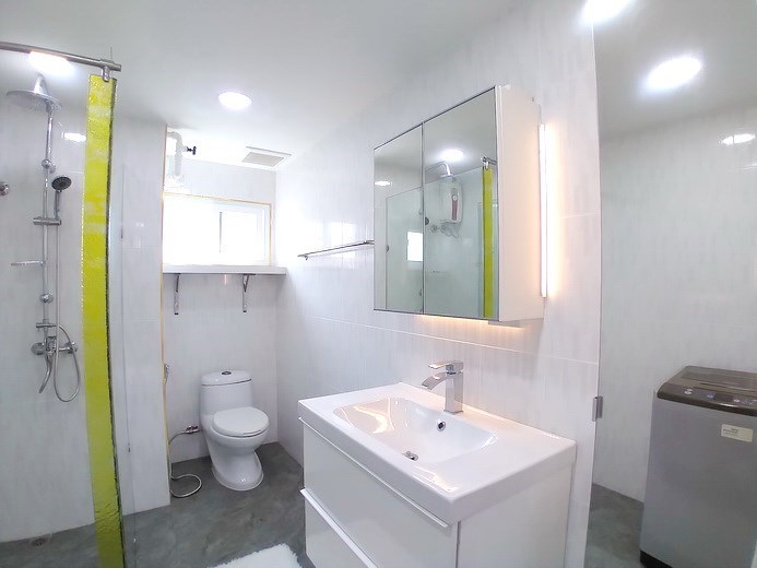 Condominium for sale Ban Amphur showing the bathroom 