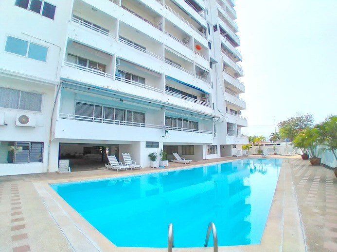 Condominium for sale Ban Amphur showing the communal pool 