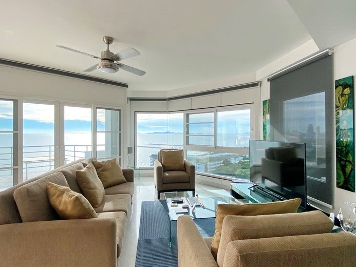 Condominium for sale Ban Amphur showing the living room 