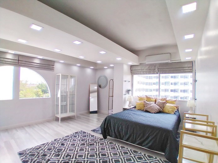 Condominium for sale Ban Amphur showing the large master bedroom Condominium for sale Ban Amphur showing the large master bedroom