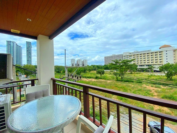 Condominium for sale Jomtien showing the balcony view