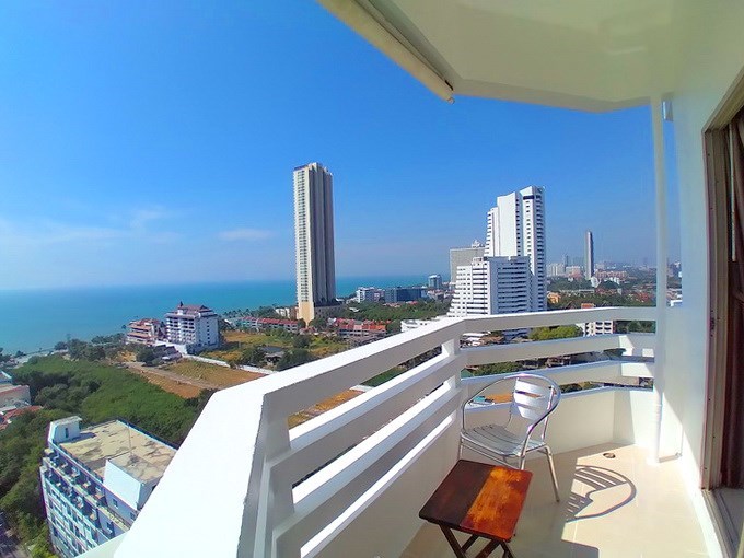 Condominium for sale Jomtien showing the balcony and sea view 
