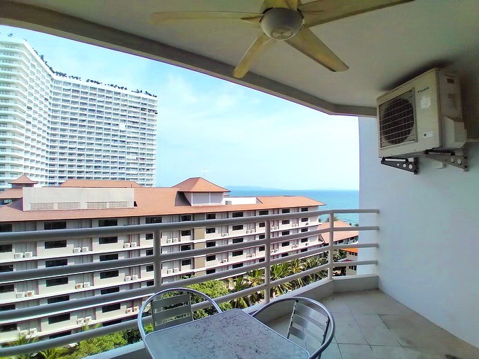 Condominium for sale Jomtien showing the balcony view Condominium for sale Jomtien showing the balcony view
