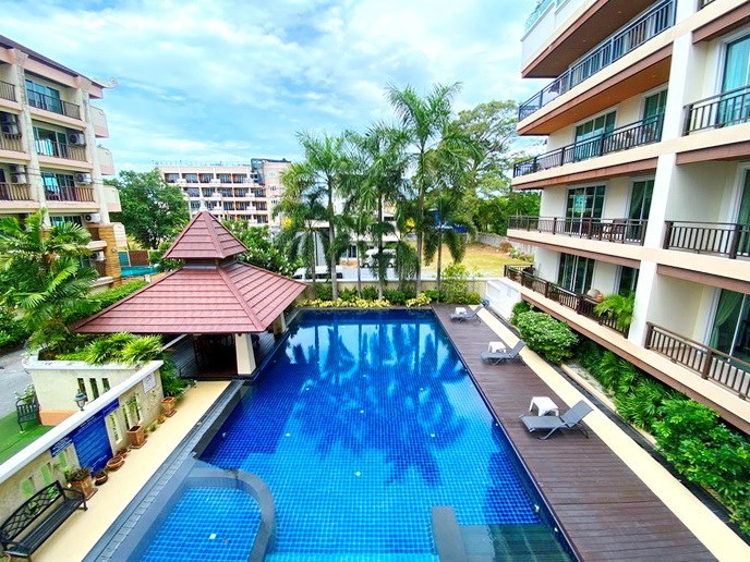Condominium for sale Jomtien showing the balcony with pool view 