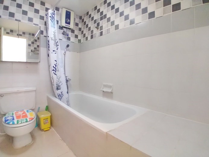 Condominium for sale Jomtien showing the bathroom 