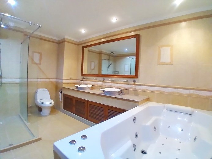 Condominium for sale Jomtien showing the bathroom with Jacuzzi bathtub 